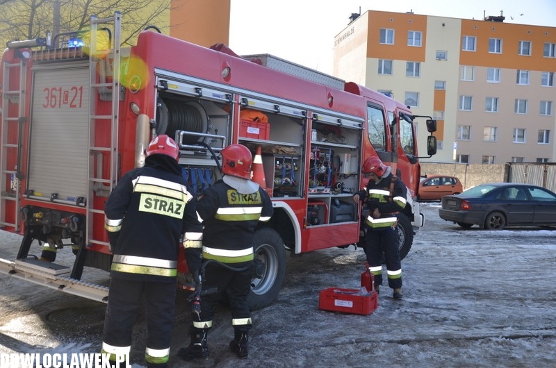 Strażacy ratowali mieszkańców bloku...