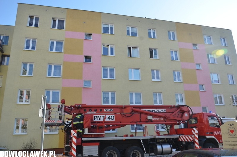 Strażacy ratowali mieszkańców bloku...