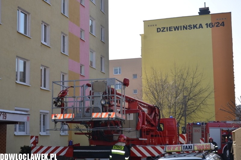 Strażacy ratowali mieszkańców bloku...