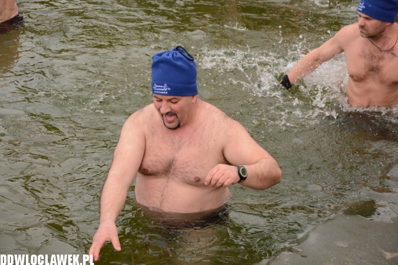 Zimowa kąpiel morsów w jeziorze Czarnym