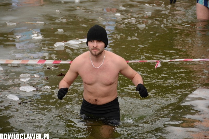 Zimowa kąpiel morsów w jeziorze Czarnym