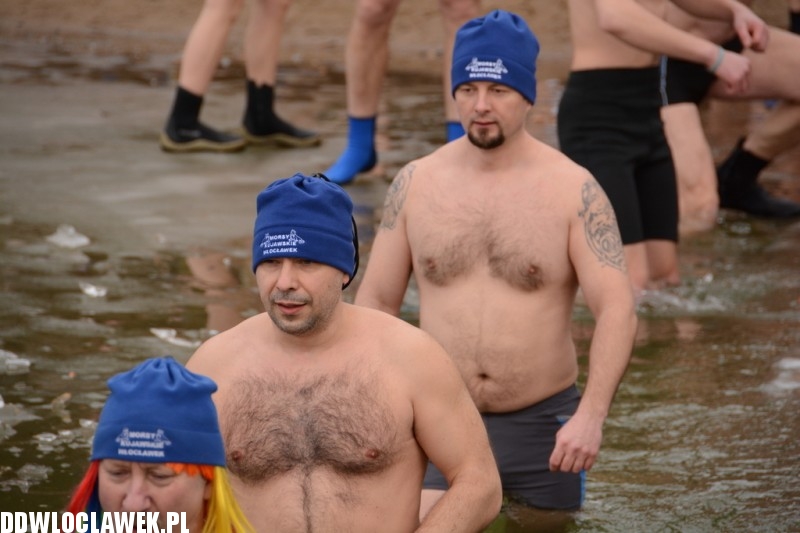 Zimowa kąpiel morsów w jeziorze Czarnym