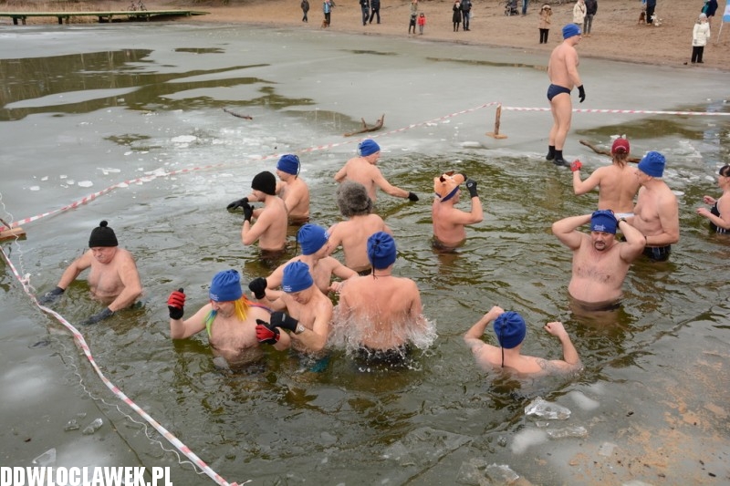 Zimowa kąpiel morsów w jeziorze Czarnym