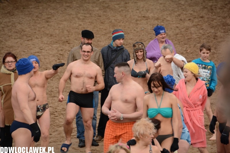 Zimowa kąpiel morsów w jeziorze Czarnym