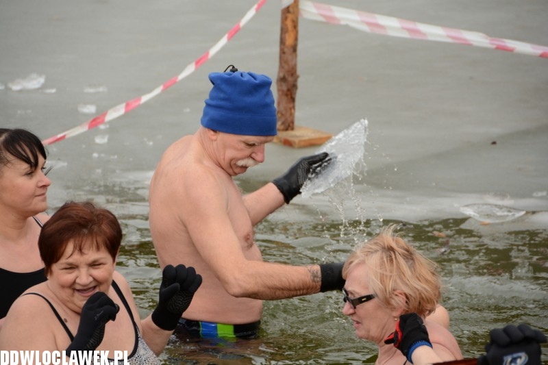 Zimowa kąpiel morsów w jeziorze Czarnym