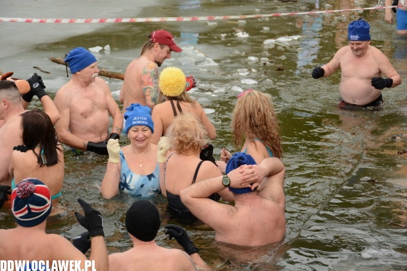 Zimowa kąpiel morsów w jeziorze Czarnym
