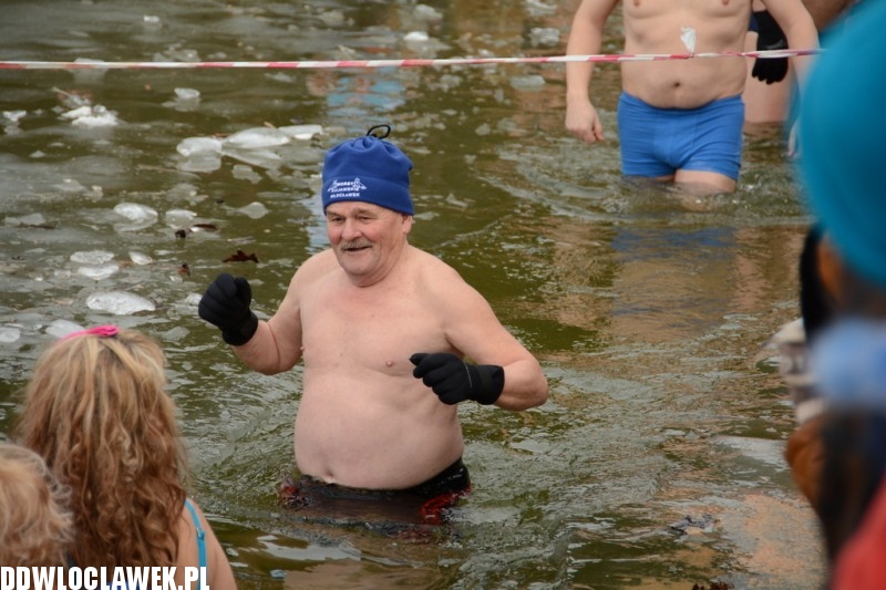 Zimowa kąpiel morsów w jeziorze Czarnym