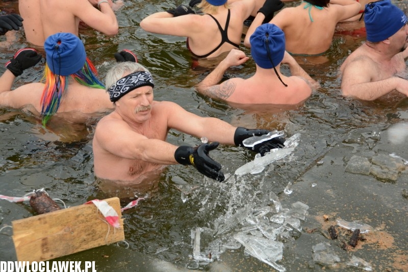 Zimowa kąpiel morsów w jeziorze Czarnym