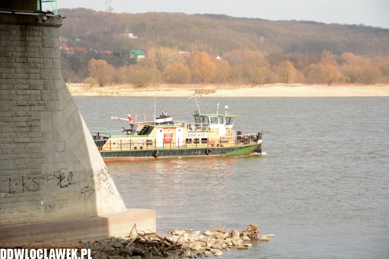 Konwój barek przepływa przez Włocławek