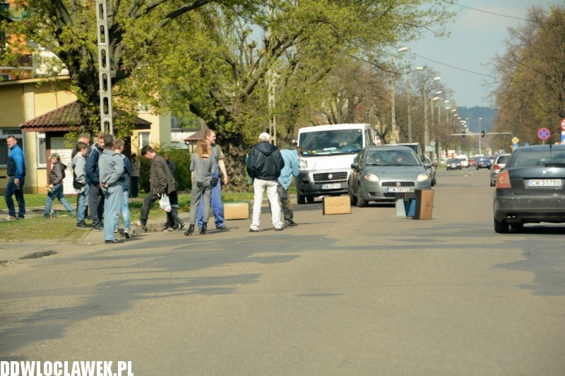 Zapadlisko w jezdni na ulicy Kaliskiej
