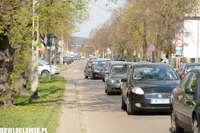 Zapadlisko w jezdni na ulicy Kaliskiej