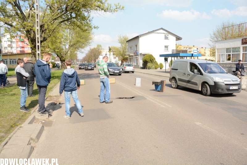 Zapadlisko w jezdni na ulicy Kaliskiej