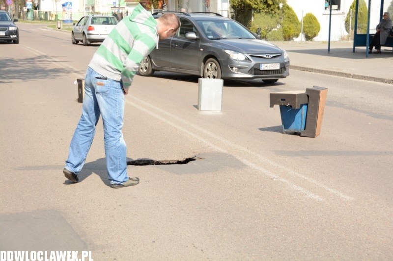 Zapadlisko w jezdni na ulicy Kaliskiej