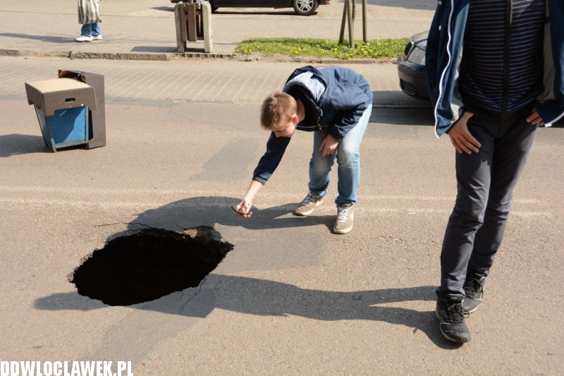 Zapadlisko w jezdni na ulicy Kaliskiej