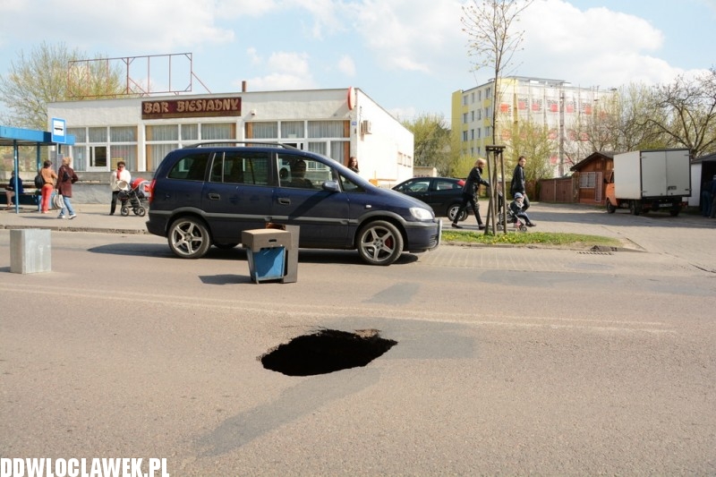 Zapadlisko w jezdni na ulicy Kaliskiej