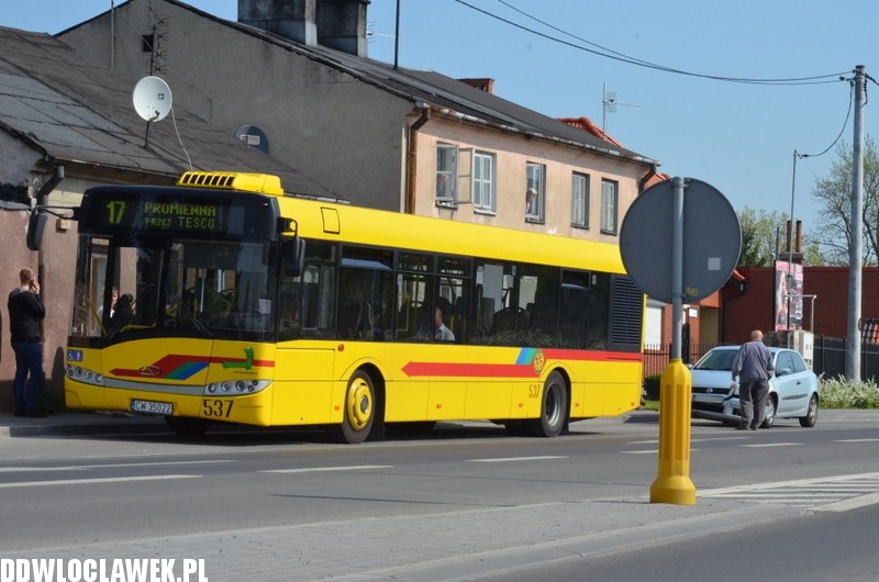 Autobus MPK zderzył się z osobowym fiatem