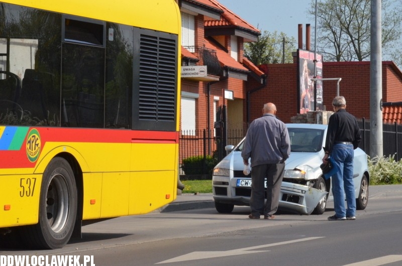 Autobus MPK zderzył się z osobowym fiatem