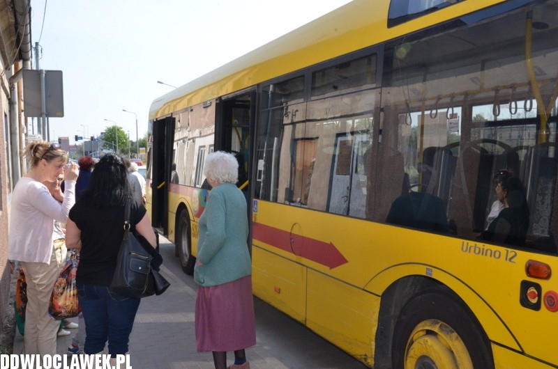 Autobus MPK zderzył się z osobowym fiatem