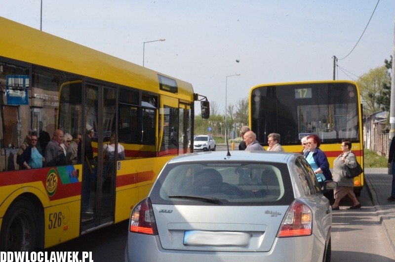 Autobus MPK zderzył się z osobowym fiatem