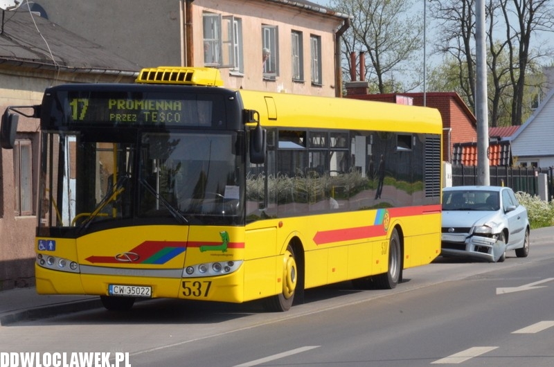 Autobus MPK zderzył się z osobowym fiatem