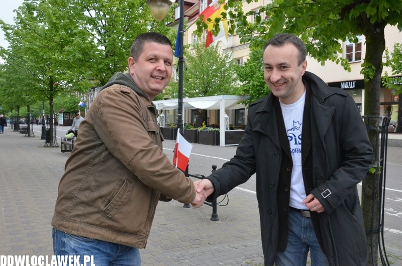 Działacze PiS rozdawali flagi narodowe