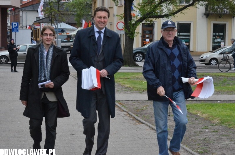 Działacze PiS rozdawali flagi narodowe