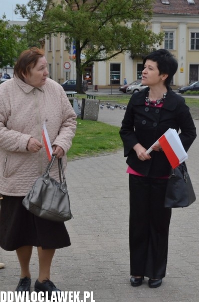 Działacze PiS rozdawali flagi narodowe