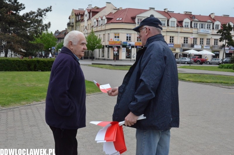 Działacze PiS rozdawali flagi narodowe