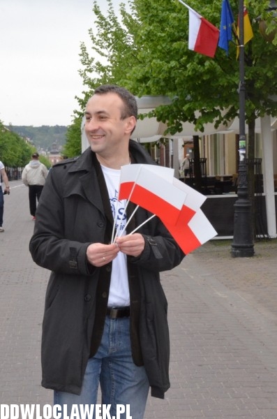 Działacze PiS rozdawali flagi narodowe