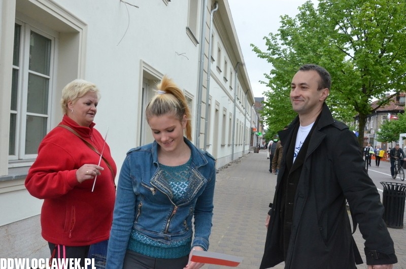 Działacze PiS rozdawali flagi narodowe