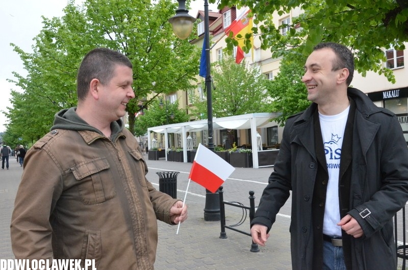 Działacze PiS rozdawali flagi narodowe