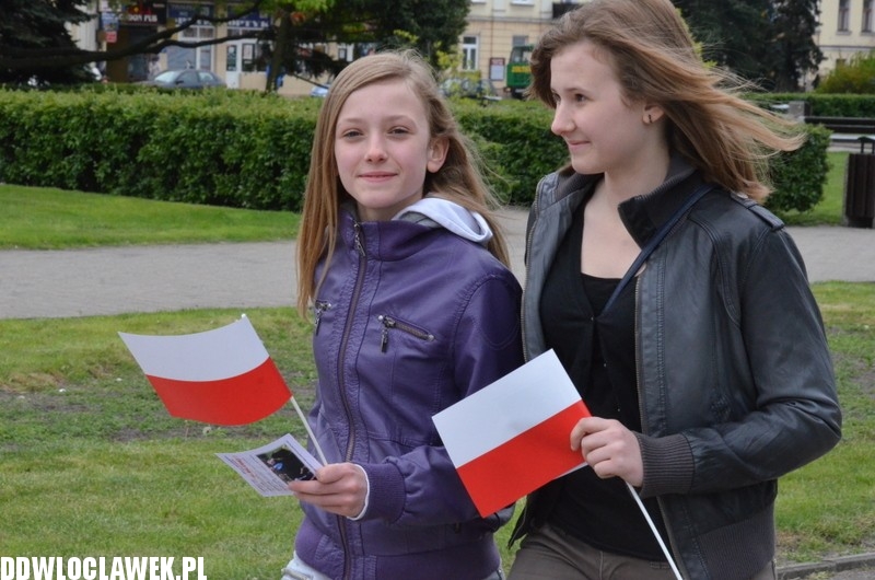 Działacze PiS rozdawali flagi narodowe