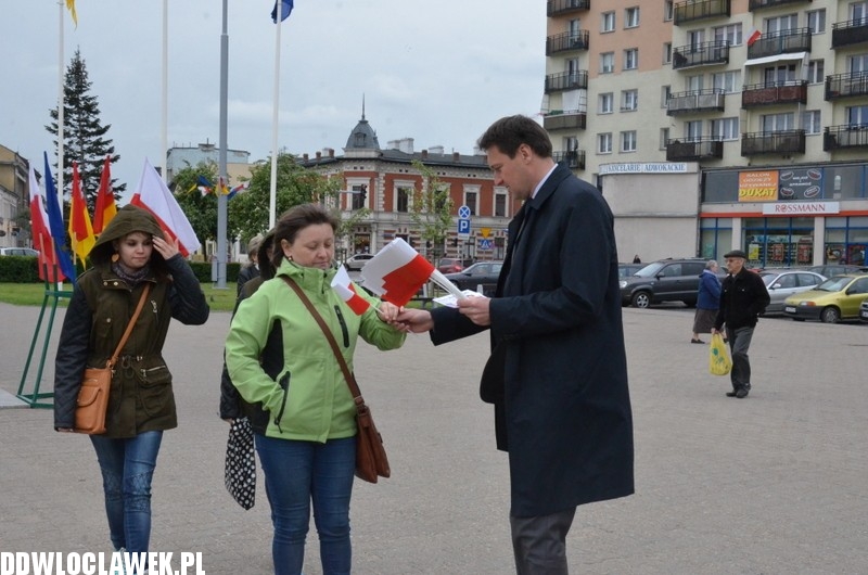 Działacze PiS rozdawali flagi narodowe