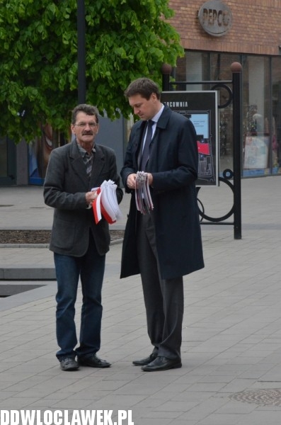 Działacze PiS rozdawali flagi narodowe