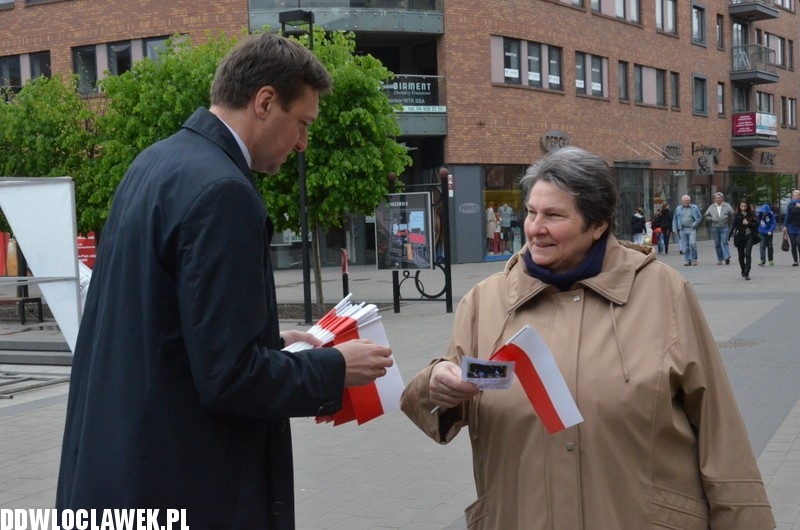 Działacze PiS rozdawali flagi narodowe