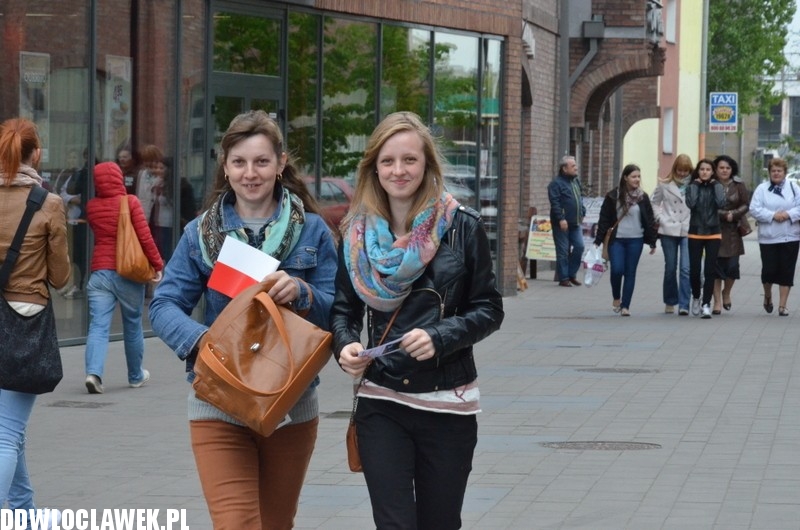 Działacze PiS rozdawali flagi narodowe