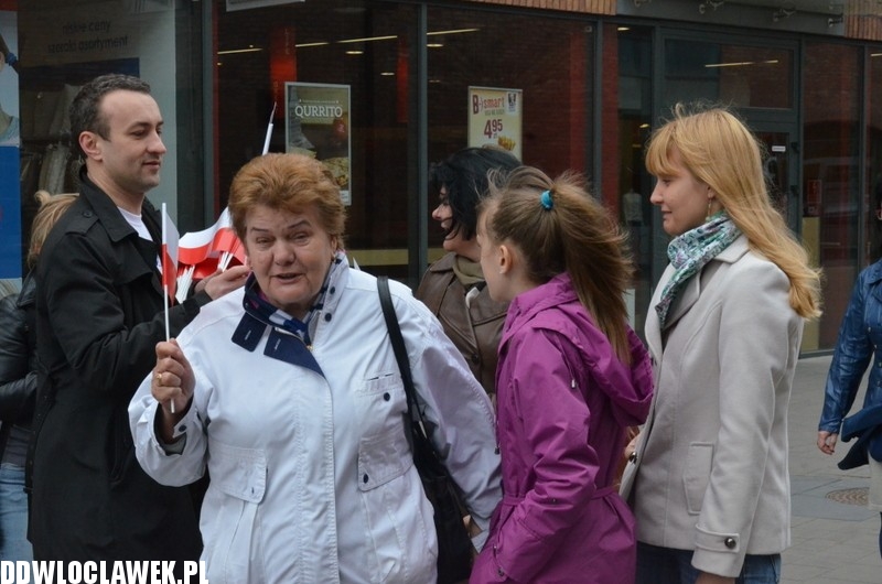 Działacze PiS rozdawali flagi narodowe
