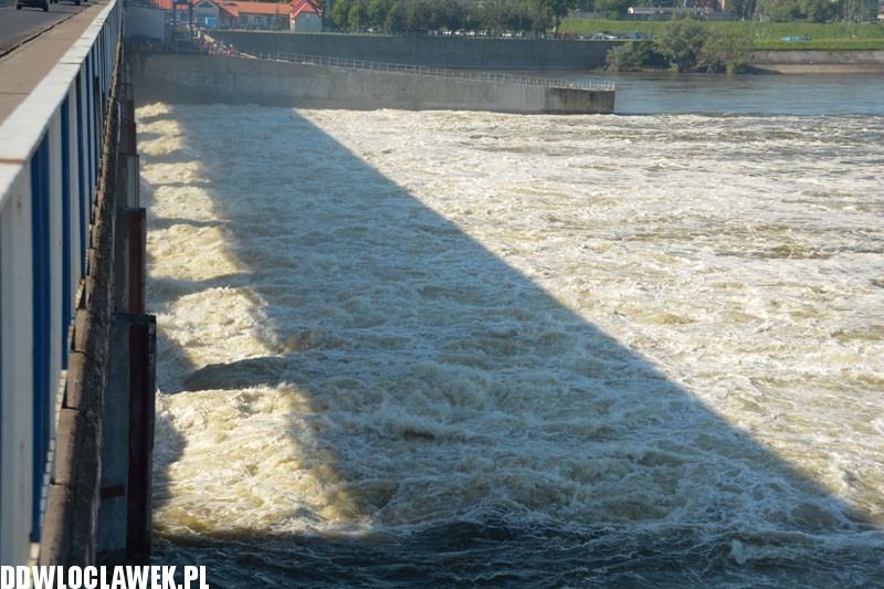 Zrzut wody na zaporze we Włocławku