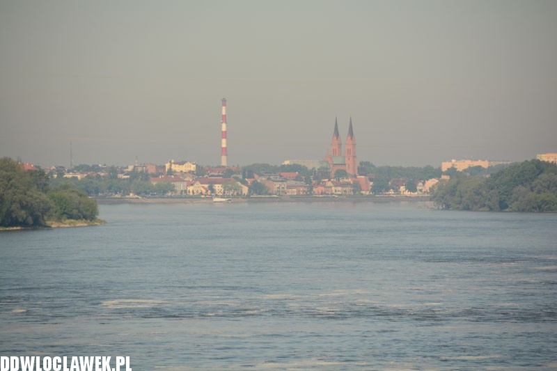 Zrzut wody na zaporze we Włocławku