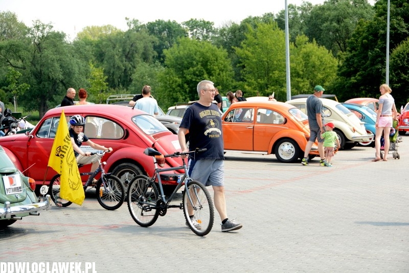 Zlot garbusów: postój przy basenie