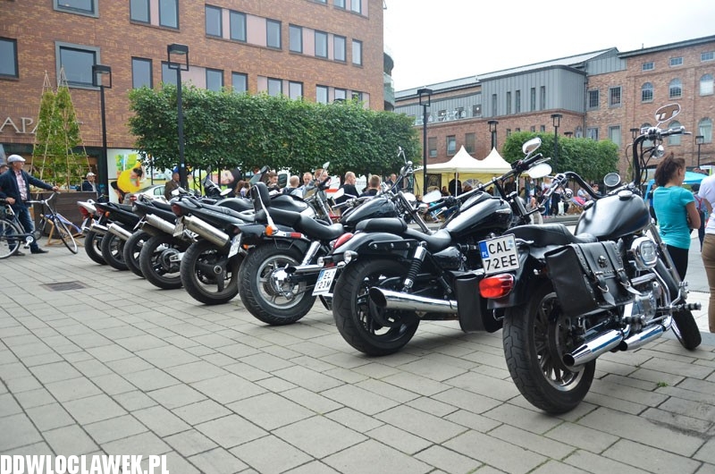 Motokrew na placu grodzkim we Wzorcowni