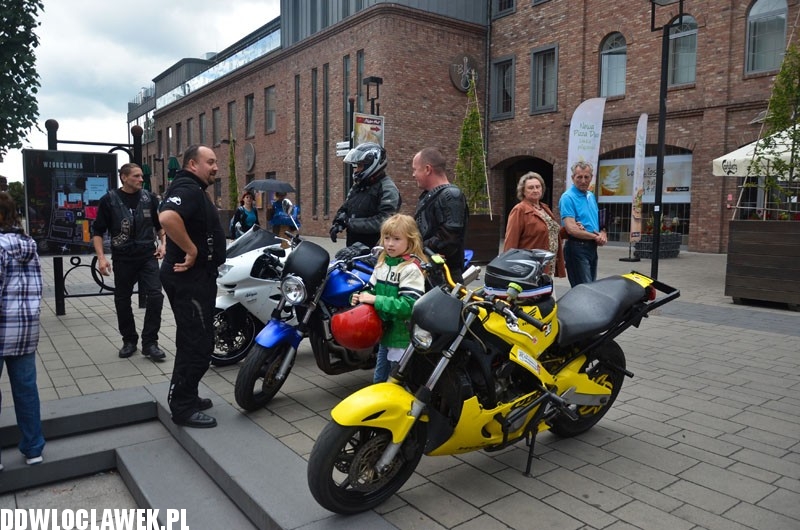 Motokrew na placu grodzkim we Wzorcowni