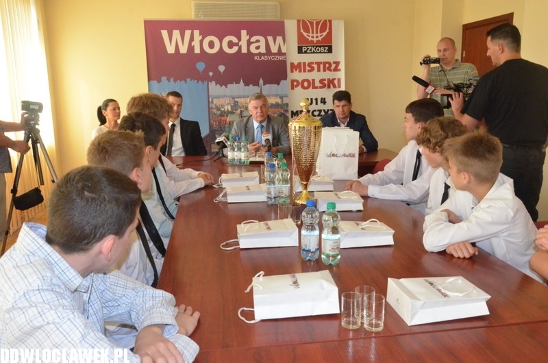 Prezydent Pałucki gratulował koszykarzom