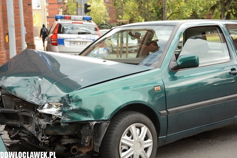 Dwa auta zderzyły się tuż przed mostem