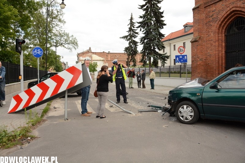 Dwa auta zderzyły się tuż przed mostem