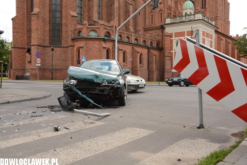 Dwa auta zderzyły się tuż przed mostem