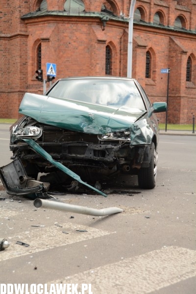 Dwa auta zderzyły się tuż przed mostem