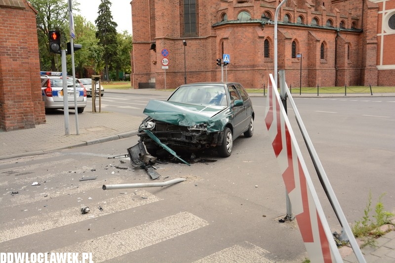 Dwa auta zderzyły się tuż przed mostem