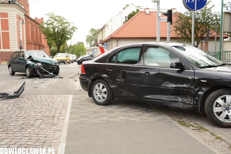 Dwa auta zderzyły się tuż przed mostem