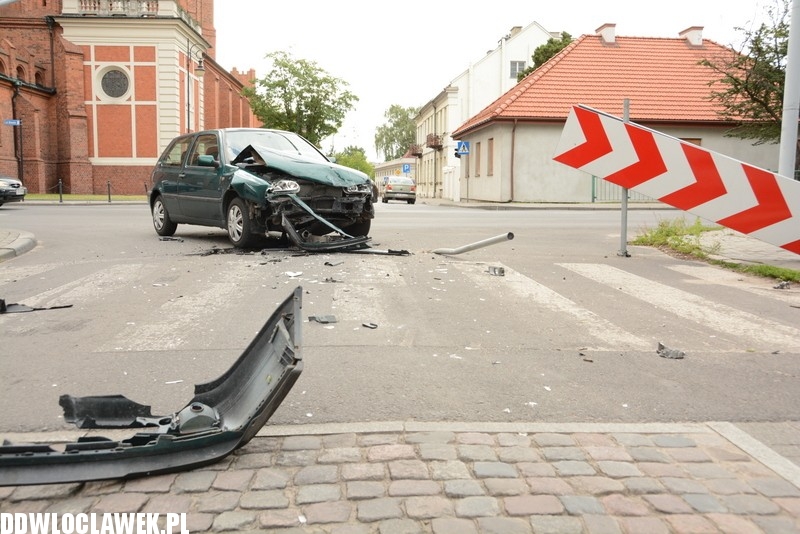 Dwa auta zderzyły się tuż przed mostem